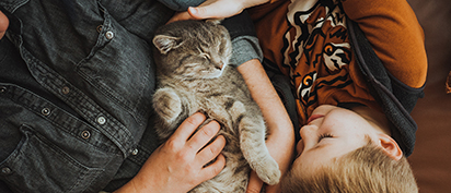 Young boy petting cat – Zoetis